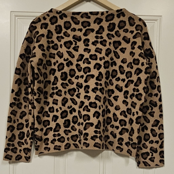 Tahari Pull Over Leopard Animal Print soft cozy stretch sweater size M - Picture 3 of 6